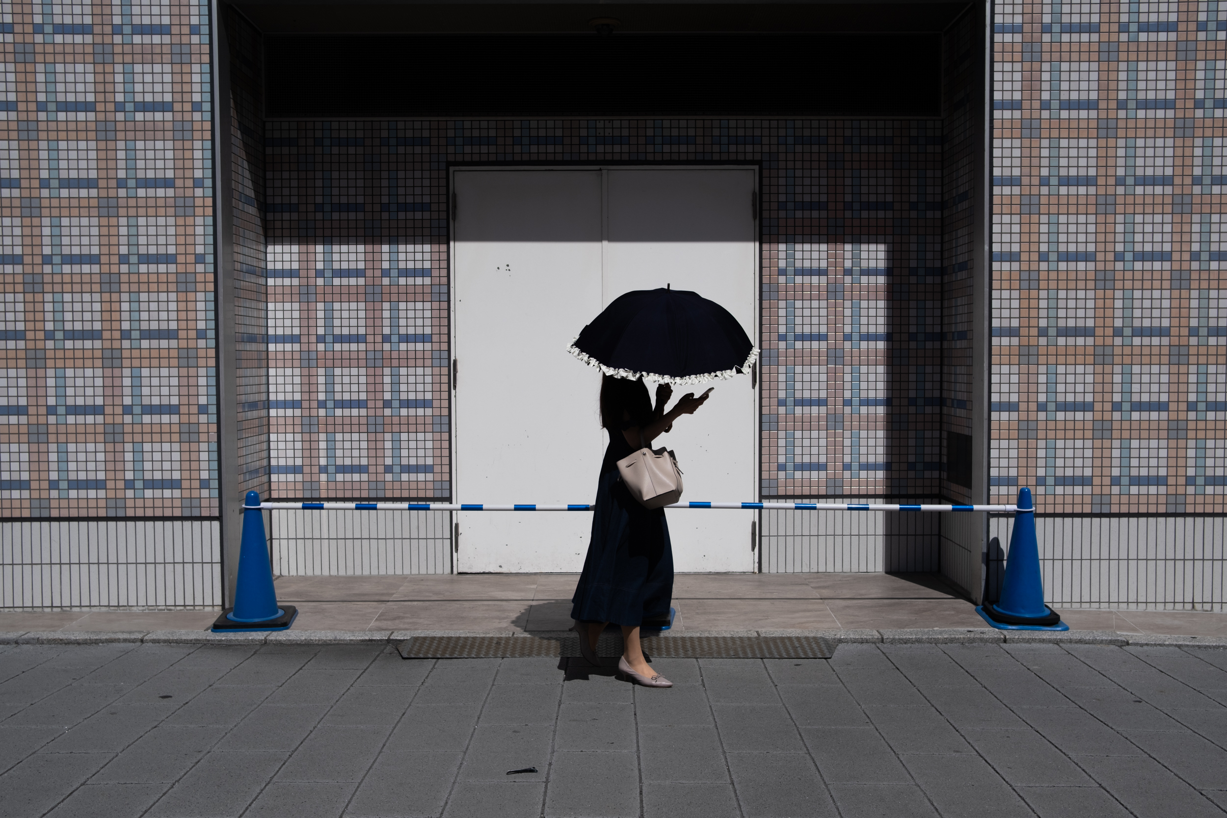 mujer bajo un paraguas en Japón